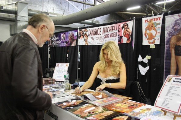 Brande Roderick Signing Autograph