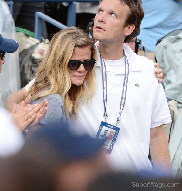 Brooklyn Decker Gets Emotional During Andy Roddick's Final Match