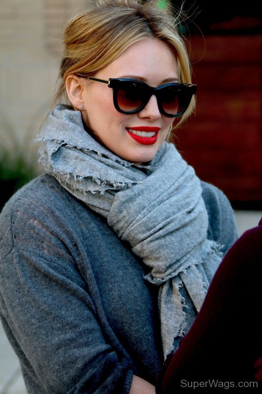 Hilary Duff Wearing Stylish Goggle-SW12354