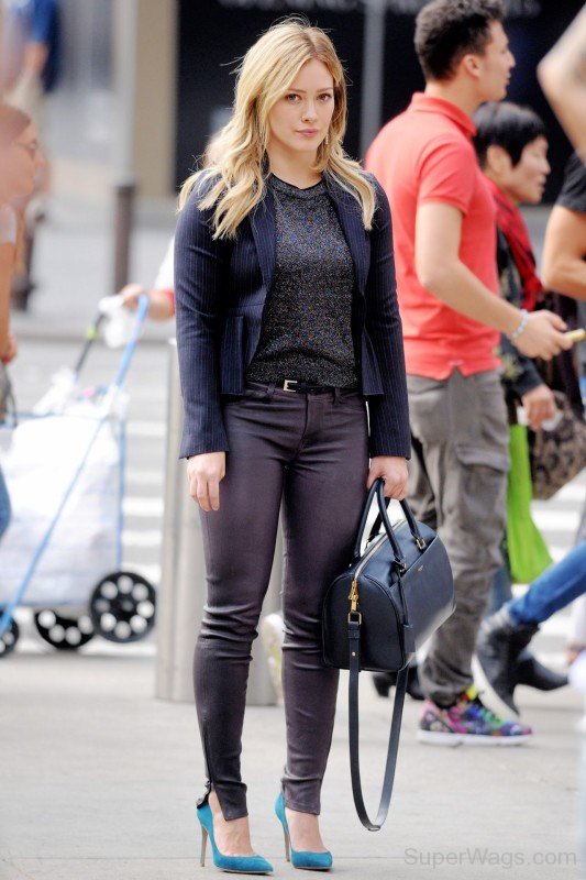 Hilary Duff In Black Casual Outfit 