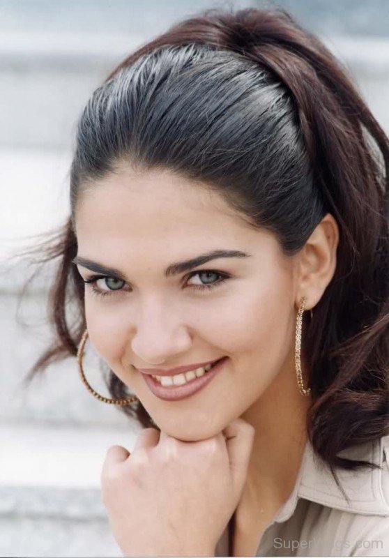 Beautiful Lorena Bernal. 