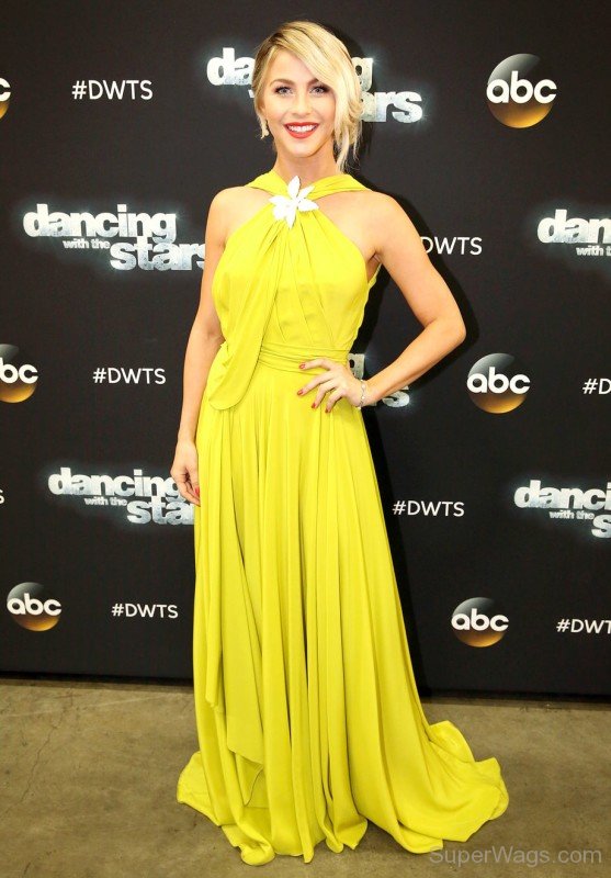 Attractive Julianne Hough-SD103