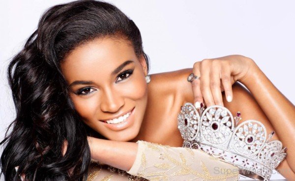 Graceful Leila Lopes