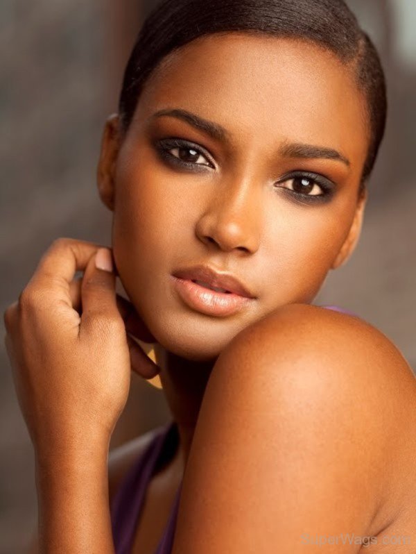 Leila Lopes Closeup-Sw1044