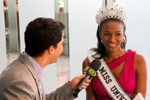 Leila Lopes Giving Interview-Sw1047