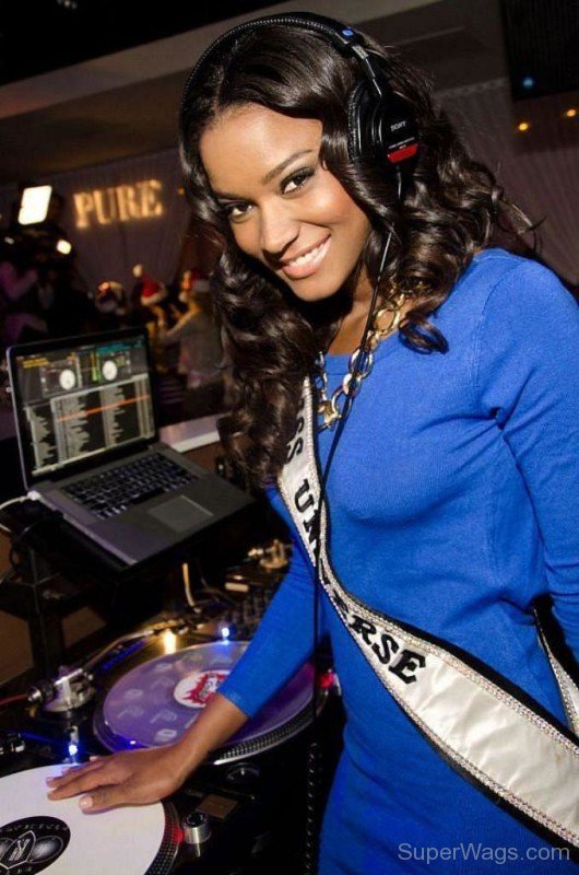Leila Lopes In Blue Outfit-Sw1052