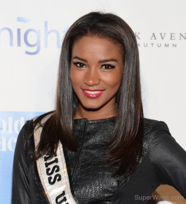 Leila Lopes Red Lips-Sw1070