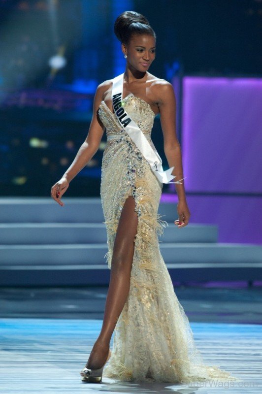 Stunning Leila Lopes 