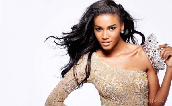 Stunning Leila Lopes