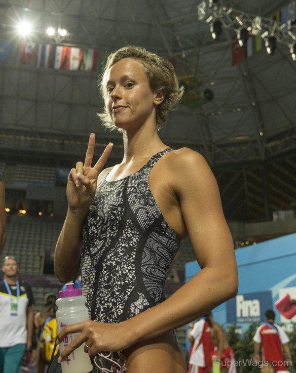 Federica Pellegrini Showing Victory Sign-SW1082