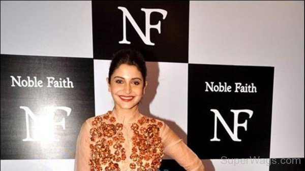 Glamorous Anushka Sharma-SW171