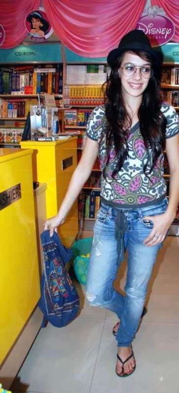 Hazel Keech Wearing Casual Attire-SW1081