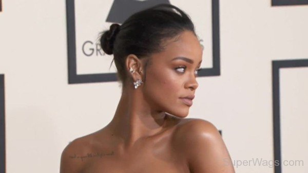 Rihanna Bun Hairstyle-SW1031