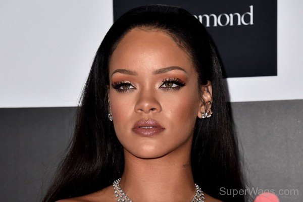 Rihanna Closeup-SW1033