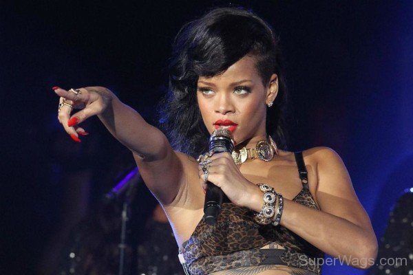 Rihanna Performing-SW1038