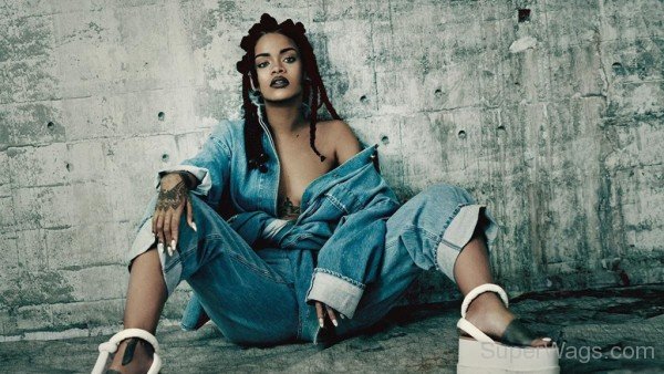 Robyn Rihanna Fenty Image-SW1055