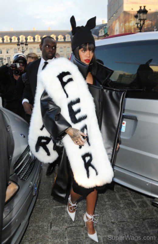 Robyn Rihanna Fenty In Funny Dress-SW1057