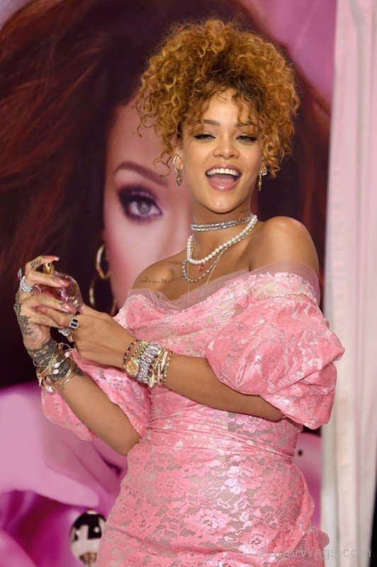 Robyn Rihanna Holding Perfume-SW1066