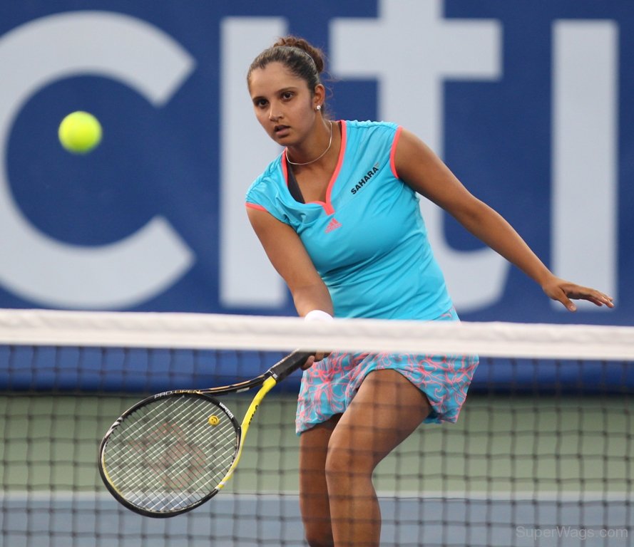 Sania Mirza Playing Tennis | Super WAGS - Hottest Wives and Girlfriends ...