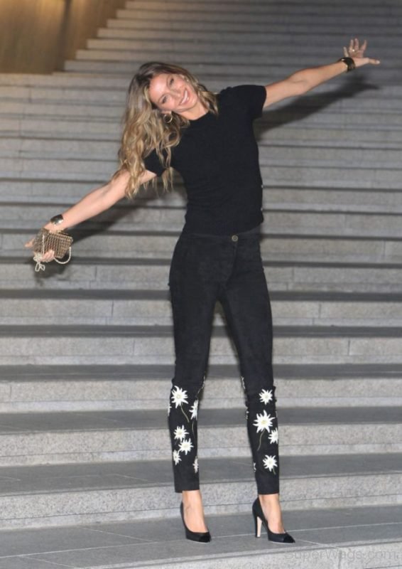 Gisele Bündchen Wearing Black Attire-SW1067