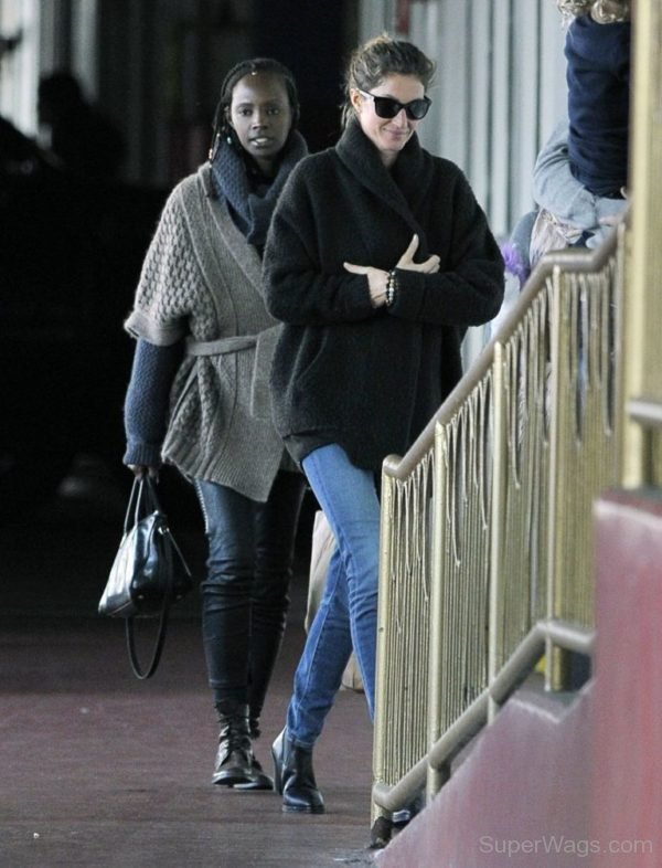 Gisele Bündchen Wearing Black Goggle-SW1071