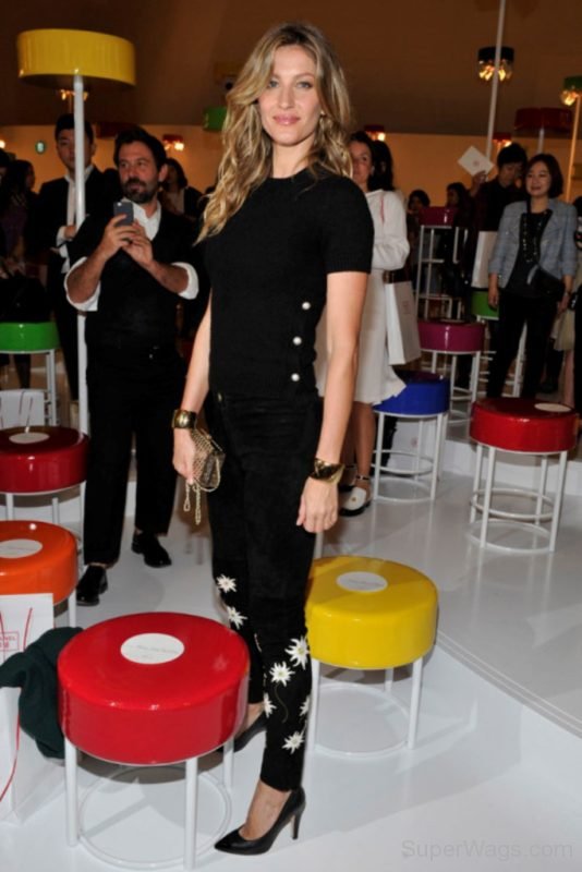 Gisele Bündchen Wearing Black Outfit-SW1073