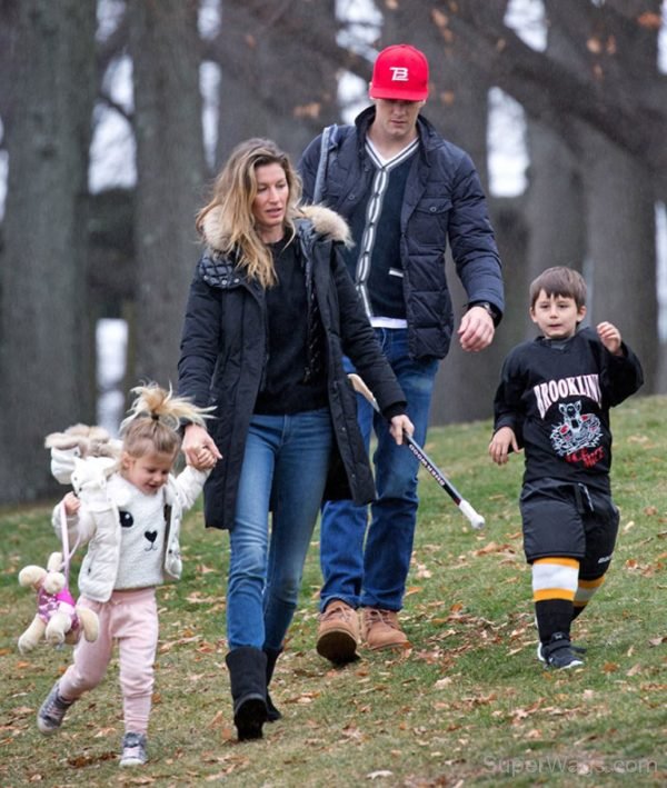 Gisele Bündchen With Her Family-SW1080