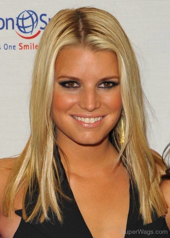 Jessica-Simpson-Medium Staright Hairstyle