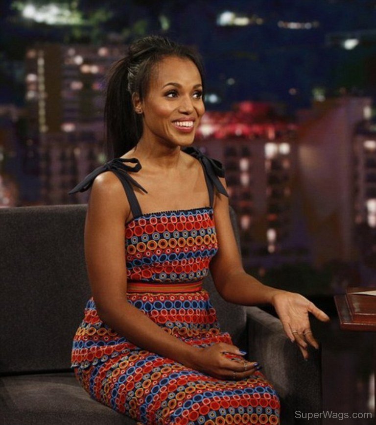 Kerry Washington Sitting On Sofa | Super WAGS - Hottest Wives and ...