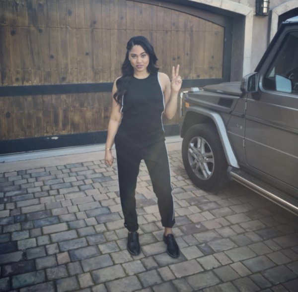 Ayesha Curry Showing Victory Sign-SW125